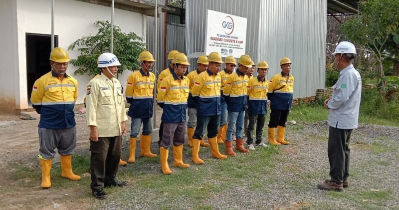 Barisan pekerja lengkap dengan alat pelindung diri