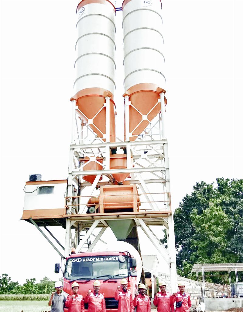 Tim lapangan PT SSBI di depan batching plant